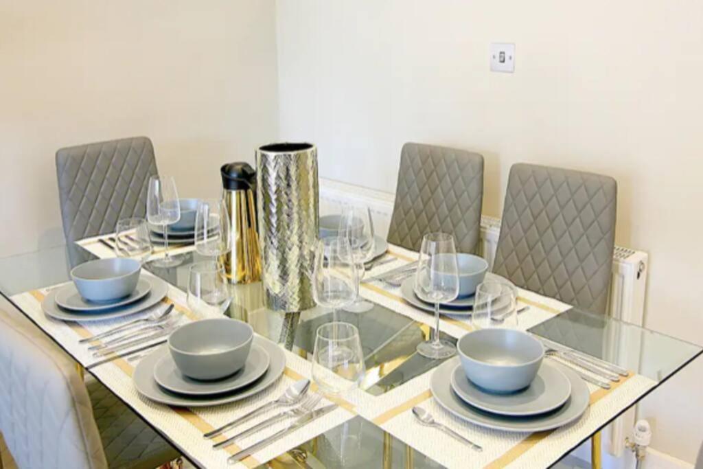 Langston House: 2 Bed, 2 Bath Luxury Apartment Hedgerley Екстериор снимка