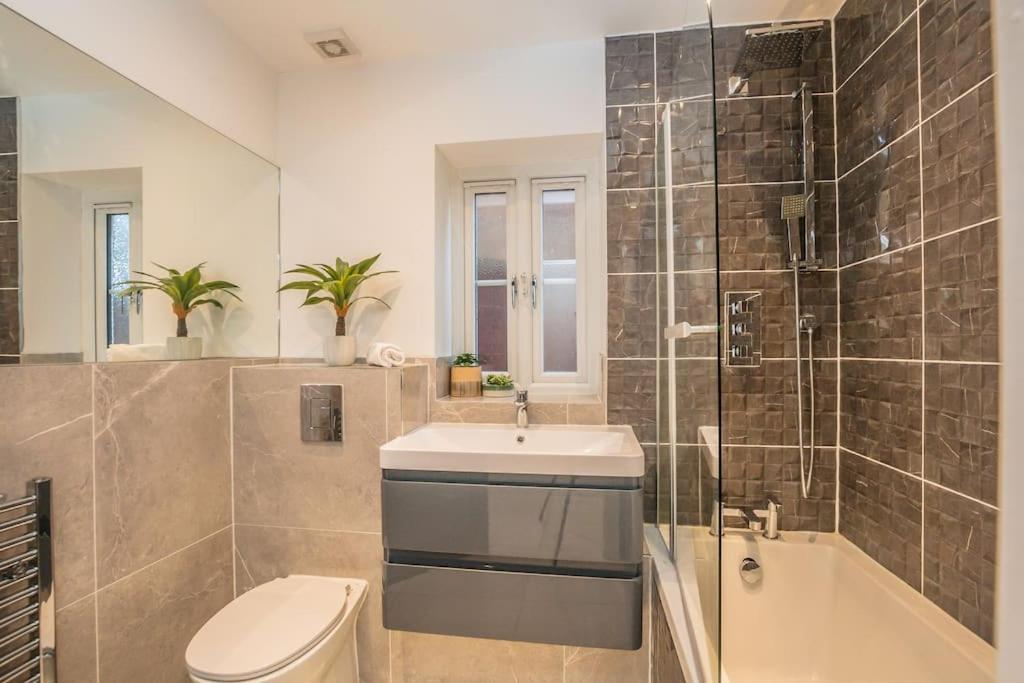 Langston House: 2 Bed, 2 Bath Luxury Apartment Hedgerley Екстериор снимка