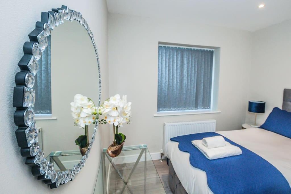 Langston House: 2 Bed, 2 Bath Luxury Apartment Hedgerley Екстериор снимка